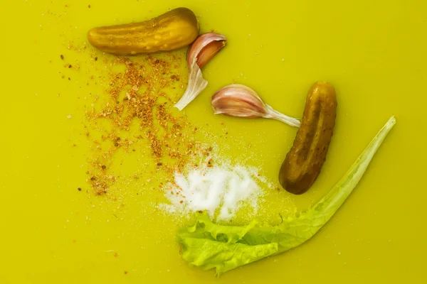 Garlic, salt, pepper, preserving cucumbers — Stock Photo, Image