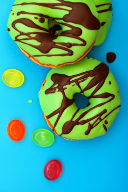 üzerinde mavi arka plan izole çörek