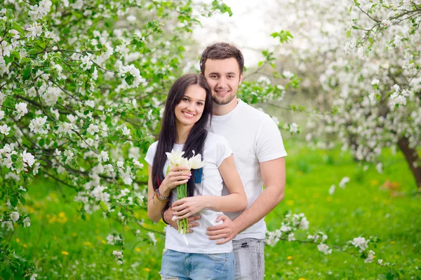 Feliz jovem casal no jardim — Fotografia de Stock