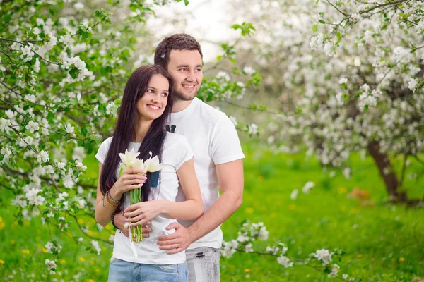 Feliz pareja joven en el jardín —  Fotos de Stock