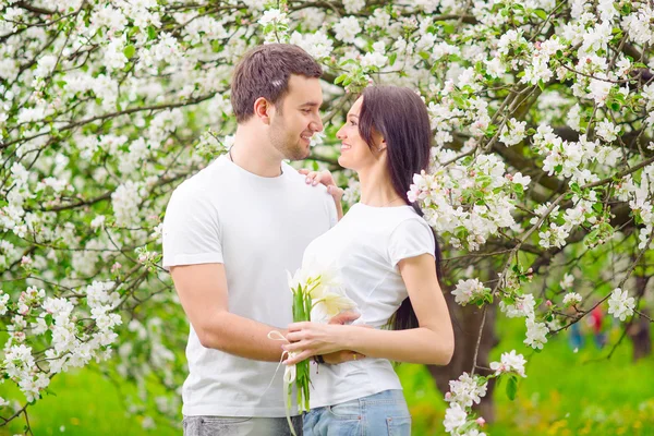 Felice giovane coppia in giardino — Foto Stock