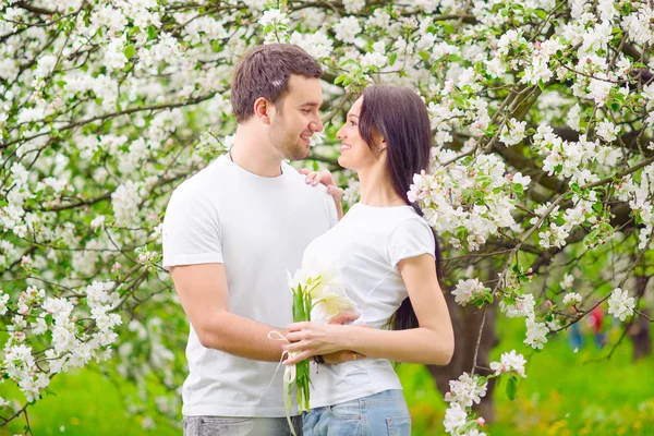 Heureux jeune couple dans le jardin — Photo