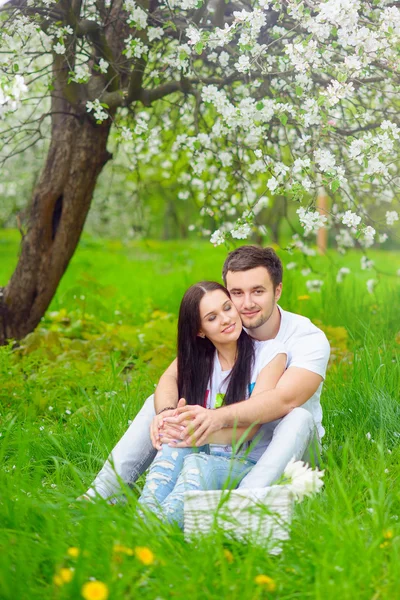 Feliz jovem casal no jardim — Fotografia de Stock