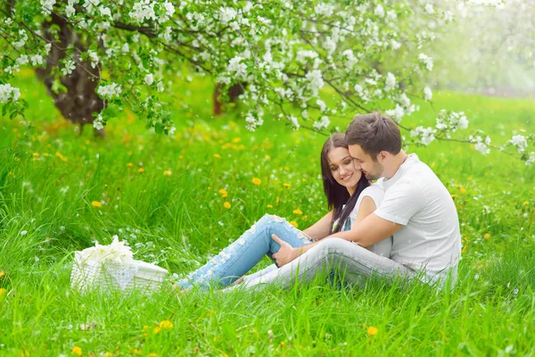 Feliz jovem casal no jardim — Fotografia de Stock