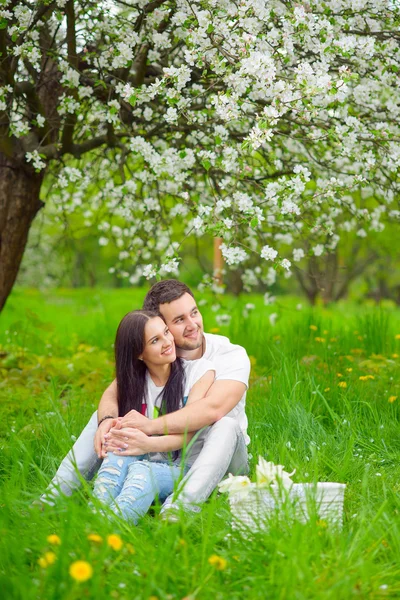 Felice giovane coppia in giardino — Foto Stock