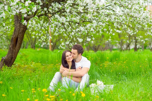 Feliz jovem casal no jardim — Fotografia de Stock