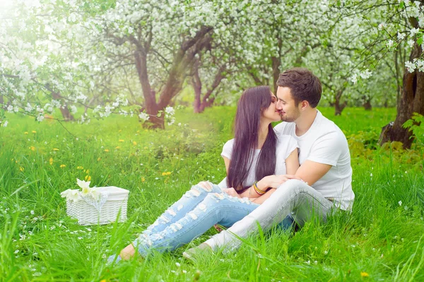 Feliz jovem casal no jardim — Fotografia de Stock