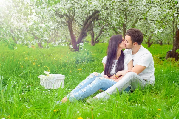 Feliz jovem casal no jardim — Fotografia de Stock