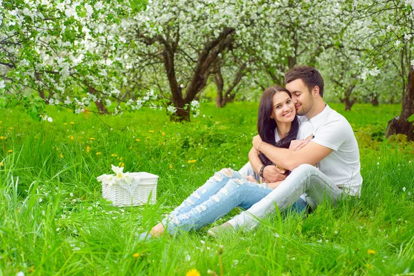 Szczęśliwa młoda para w ogrodzie — Zdjęcie stockowe