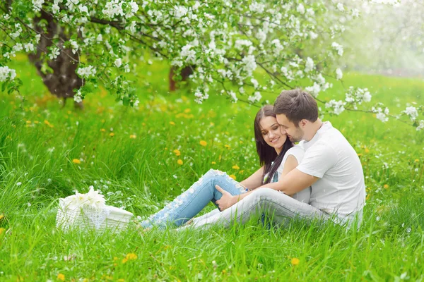 在花园里快乐年轻夫妇 — 图库照片