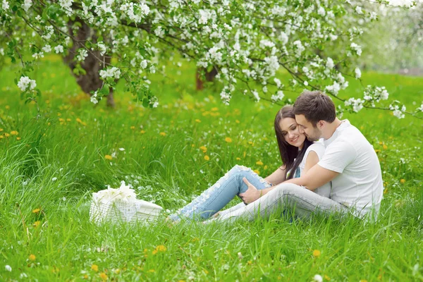 Lykkelige unge par i haven - Stock-foto