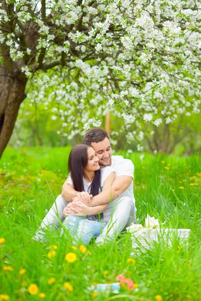 在花园里快乐年轻夫妇 免版税图库图片