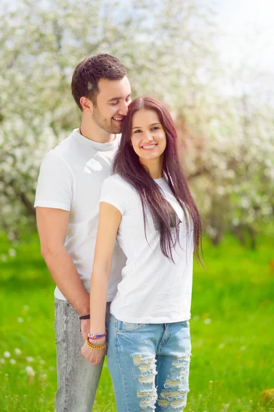 Feliz jovem casal no jardim — Fotografia de Stock