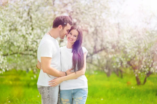 Feliz jovem casal no jardim — Fotografia de Stock