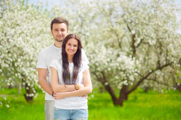Feliz pareja joven en el jardín —  Fotos de Stock