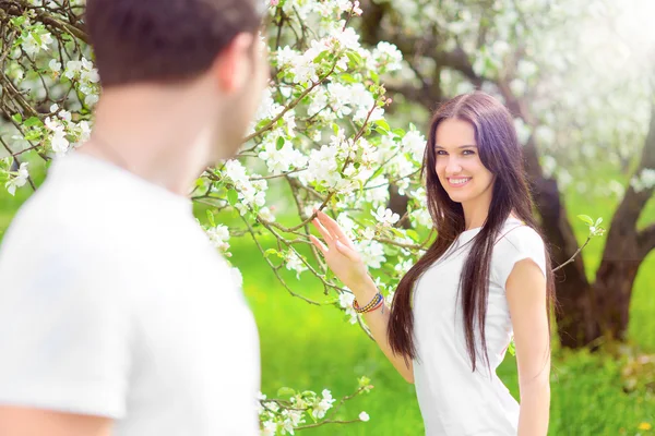 Feliz jovem casal no jardim — Fotografia de Stock