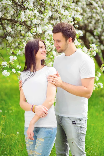 Heureux jeune couple dans le jardin — Photo