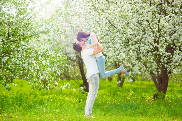 Glada unga par i trädgården — Stockfoto