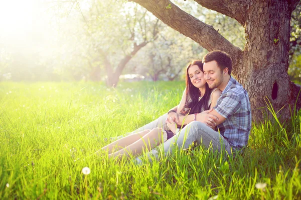 Feliz jovem casal no jardim — Fotografia de Stock