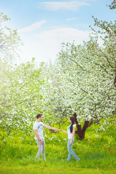 Feliz jovem casal no jardim — Fotografia de Stock