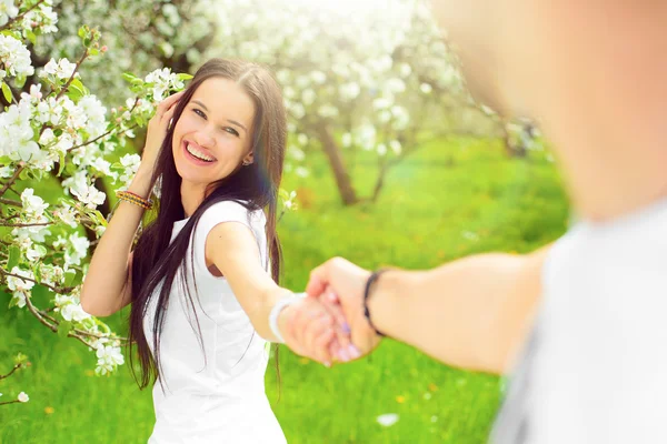 Heureux jeune couple dans le jardin — Photo