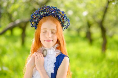 Kızıl saçlı kız güneşli bir Bahçe