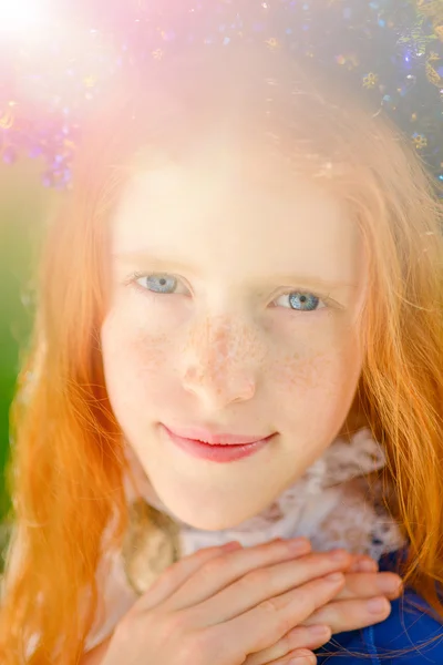 Рыжая девушка в солнечном саду — стоковое фото
