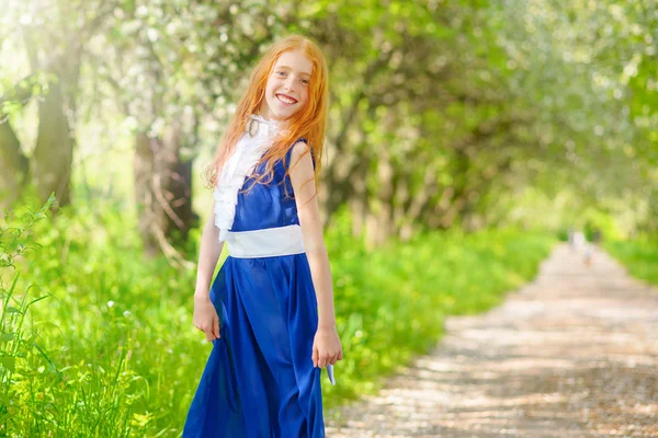 Fille rousse dans un jardin ensoleillé — Photo