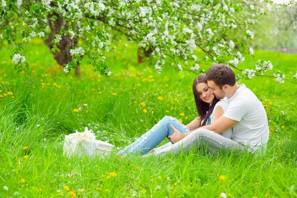 Jovem casal no jardim — Fotografia de Stock