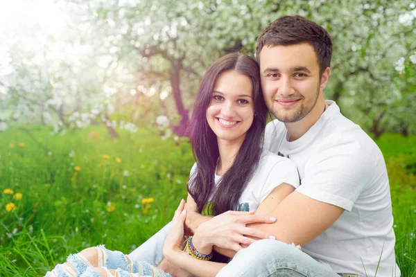 Giovane coppia in giardino — Foto Stock