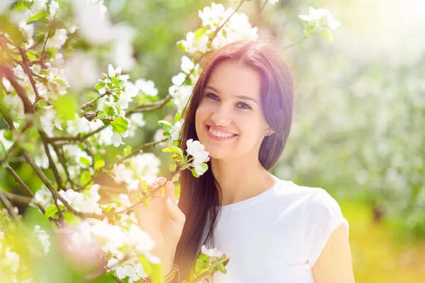 Giovane donna in giardino — Foto Stock