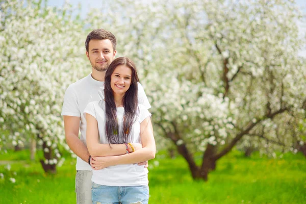 Jovem casal no jardim — Fotografia de Stock