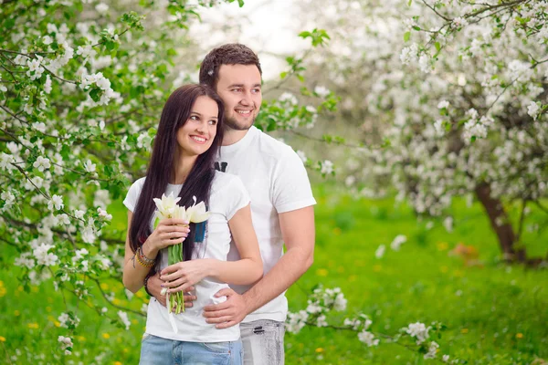 Jovem casal no jardim — Fotografia de Stock