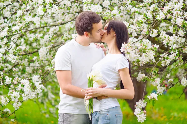 Jeune couple dans le jardin — Photo