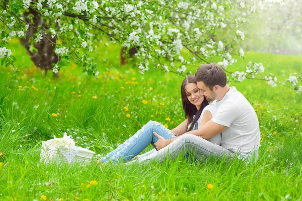 Jeune couple dans le jardin — Photo