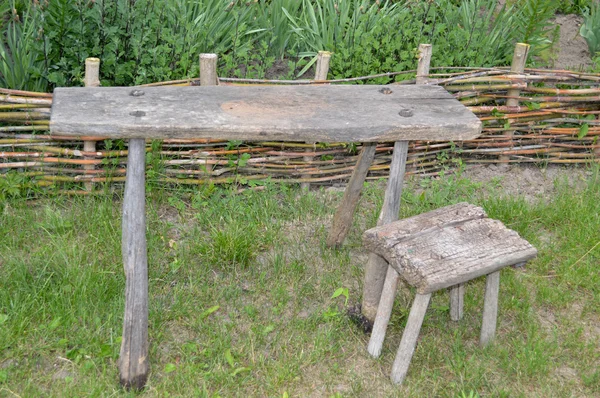 Zwei alte Holzbänke — Stockfoto