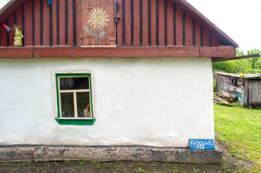 Ukrayna kırsal evinin ön cephesi