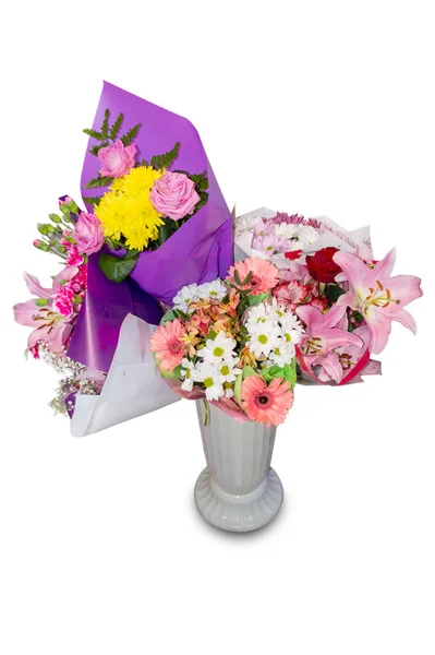 Blumensträuße Einer Vase Auf Weißem Hintergrund — Stockfoto
