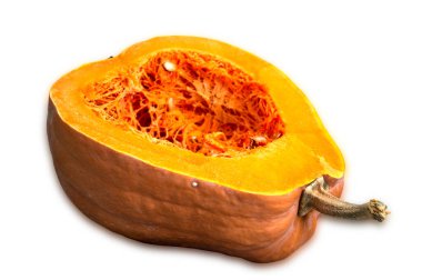 Beyaz arkaplanda turuncu kabağı kes