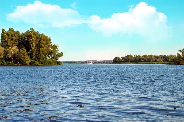 Paisaje Yate Agua Con Árboles Nubes — Foto de Stock