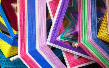 Güzel mandala ördü. Sığ derinlik-in tarla. İki örme Tibet mandala parçacıklarından, üstten görünüm.