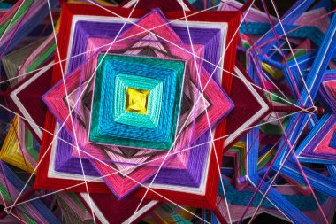 Güzel mandala ördü. Sığ derinlik-in tarla. İki örme Tibet mandala parçacıklarından, üstten görünüm.
