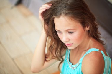 Açık mavi elbiseli güzel bir kadın portresi