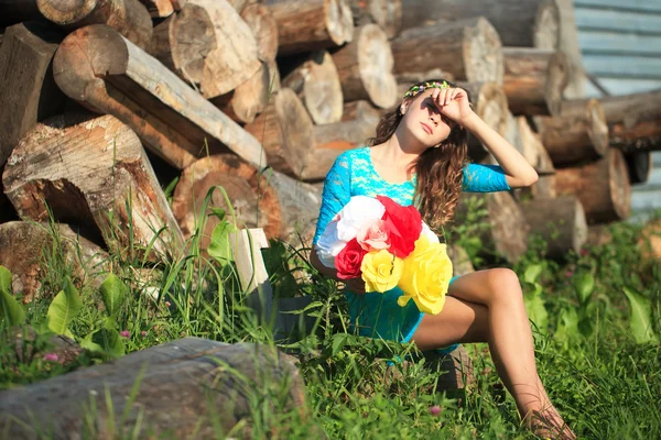 Краси дівчина на відкритому повітрі насолоджуючись природою. Модель Дівчинка-підліток курсує весняно-польових сонячного світла. — стокове фото