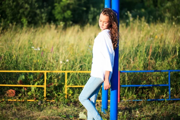 Beauty Girl Al aire libre disfrutando de la naturaleza. Adolescente modelo chica corriendo en el campo de primavera, luz del sol . —  Fotos de Stock