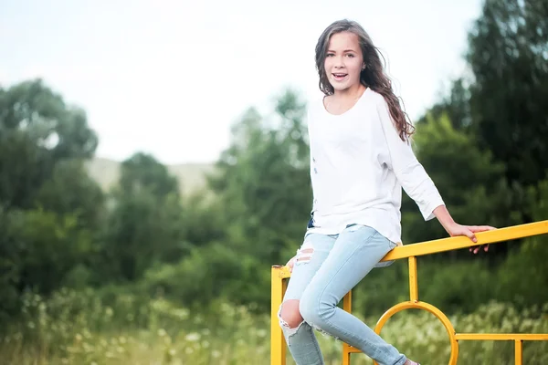 Beauty Girl Al aire libre disfrutando de la naturaleza. Adolescente modelo chica corriendo en el campo de primavera, luz del sol . —  Fotos de Stock