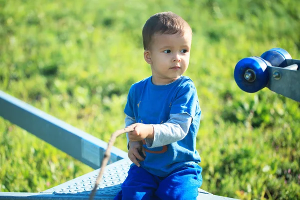 Retrato de lindo niño jugando en la hierba — Foto de Stock