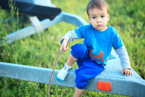 Retrato de bonito menino brincando na grama — Fotografia de Stock