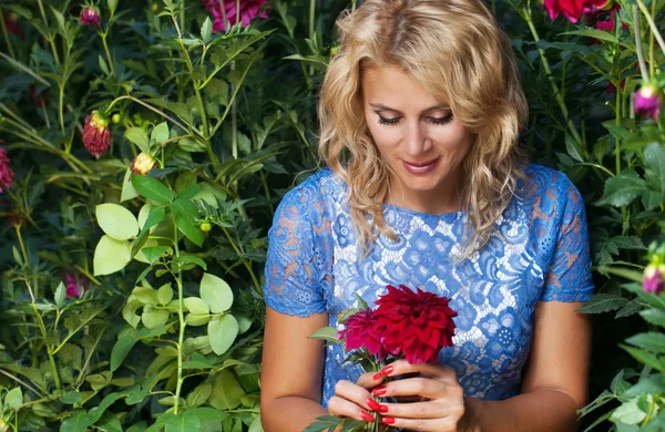 Hermosa chica en el jardín de flores —  Fotos de Stock