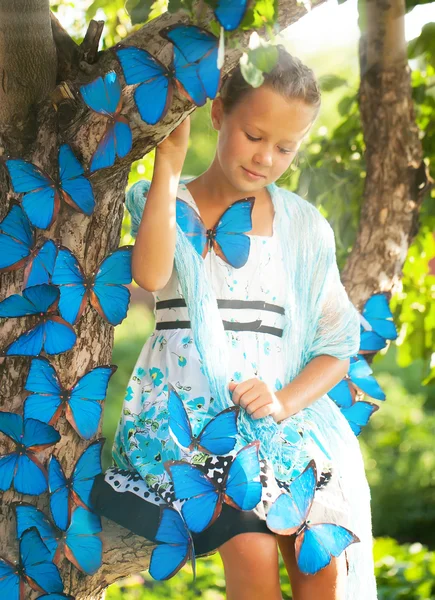 Chica joven con mariposas azules —  Fotos de Stock